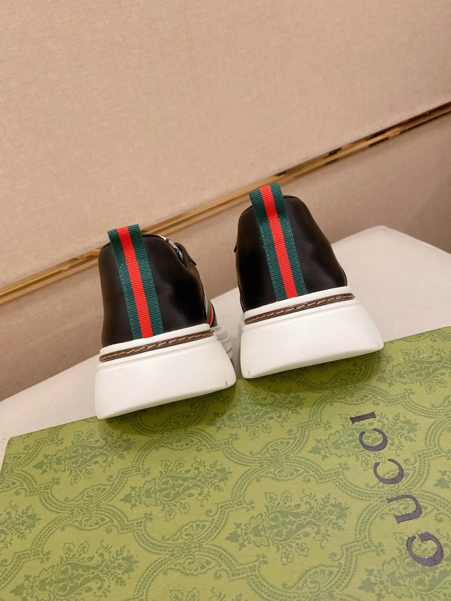 Factory price 400💰New GUCCI (Gucci) counters are on the market at the same time, new men's shoes, 😘fabrics are selected imported cowhide, lining: sheepskin lining. 👍🏿 High-end ☄️ air-cushion molded anti-slip rubber outsole, exquisite lines, simple and elegant, comfortable and high-end for leisure travel. Code number: 38 to 44 (45 can be customized and cannot be returned or exchanged)